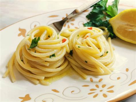 spaghetti-alla-colatura-italian-fish-sauce-pasta image