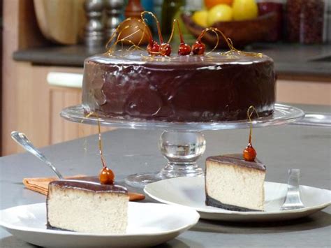 chocolate-glazed-praline-cheesecake-with-candied image