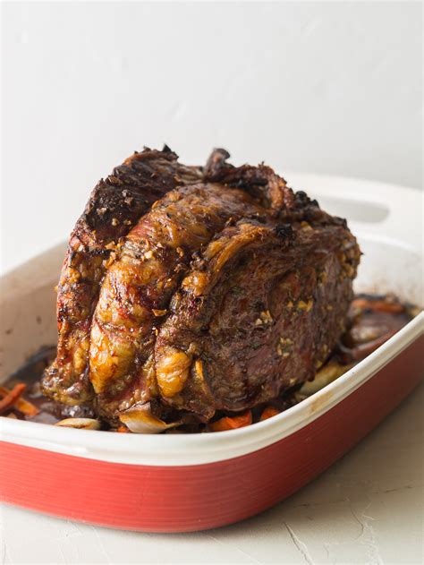 standing-rib-roast-with-au-jus-and-creamy image