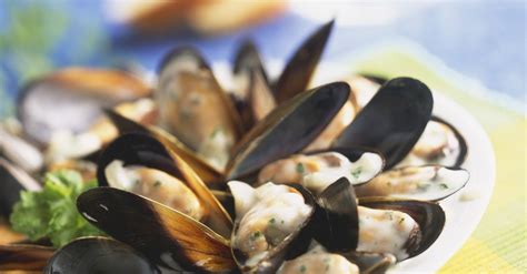 mussels-with-creamy-garlic-sauce-recipe-eat-smarter image