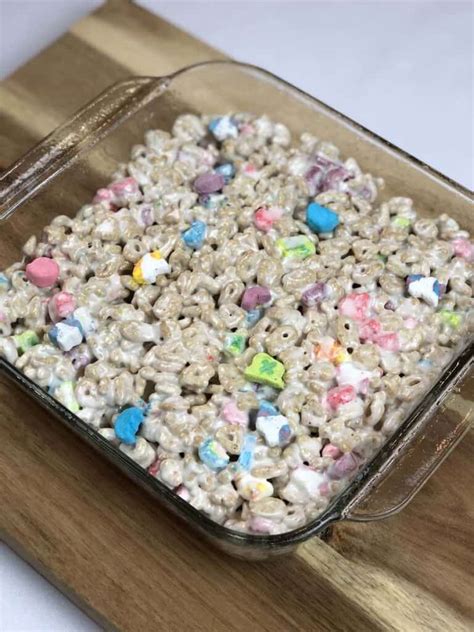 lucky-charms-marshmallow-treats-moms-munchkins image