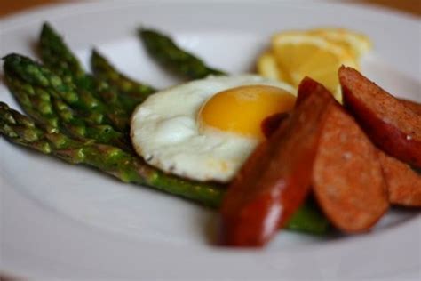 fried-eggs-on-roasted-asparagus-csmonitorcom image