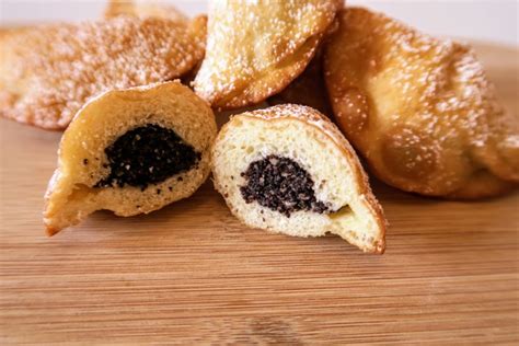 pampushky-ukrainian-donuts-with-poppy-seed-and image