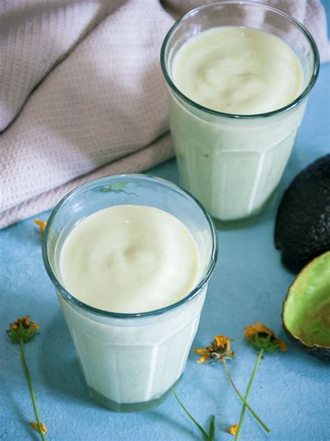 easy-peasy-avocado-smoothie-recipe-amiable-foods image
