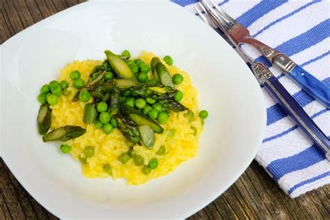 spring-risotto-with-asparagus-and-peas-eat-live image