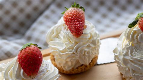 easy-no-bake-cheesecake-cupcakes image