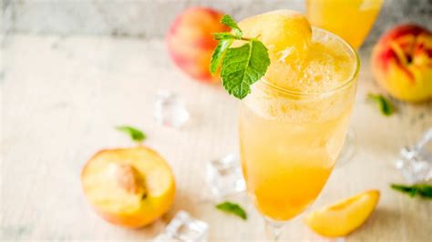24-delicious-peach-cocktails-you-simply-have-to-try image