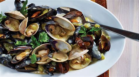 mussels-clams-in-white-wine-sauce-safeway image