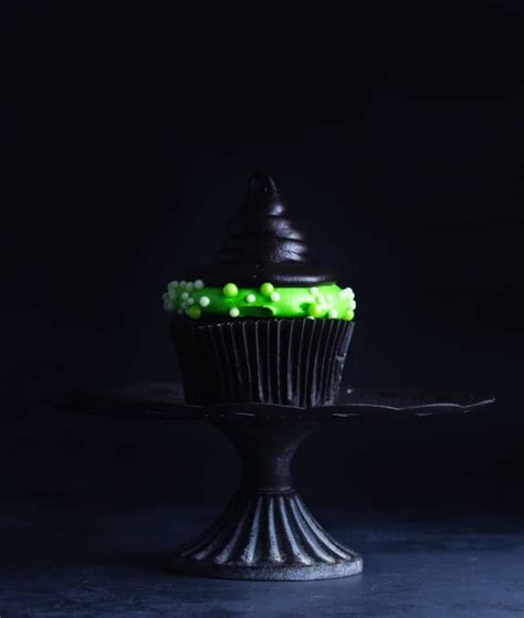 the-easiest-witch-hat-cupcakes-the-simple-sweet-life image