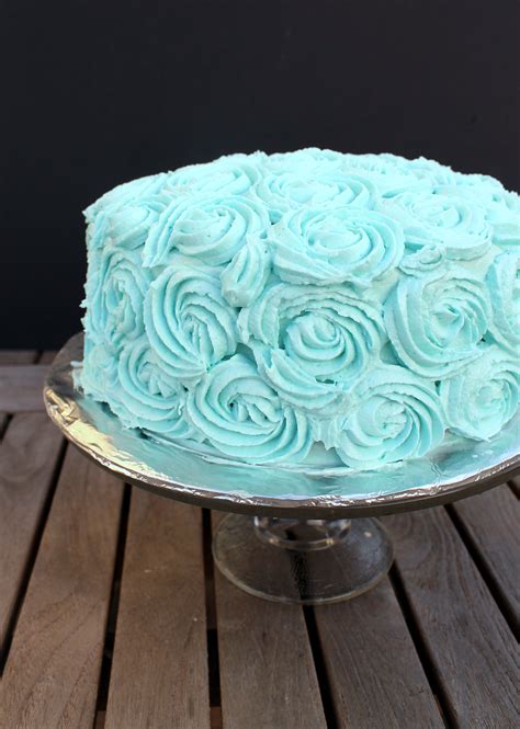 fluffy-white-cake-with-vanilla-buttercream-bakeritacom image