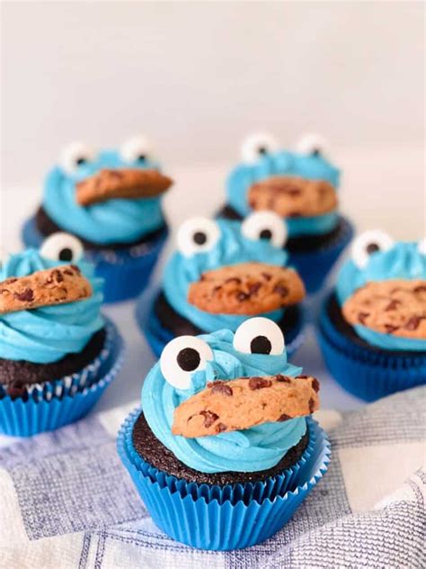 the-easiest-cookie-monster-cupcakes-kids-will-love image