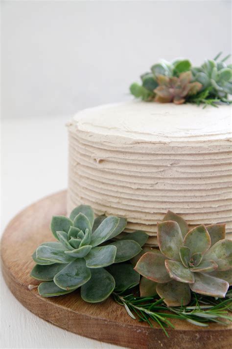 vanilla-butter-cake-with-chai-spiced-frosting-shades image