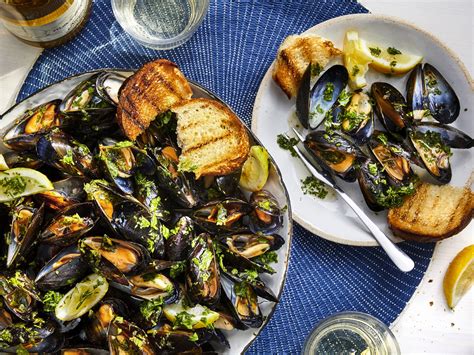 easy-smoked-mussels-with-garlic-butter image