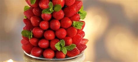 very-berry-holiday-strawberry-tree-to-serve-at-your image