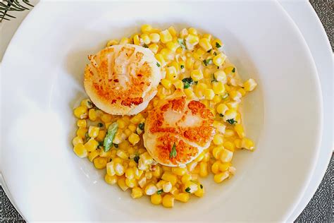 pan-seared-scallops-with-creamed-corn image