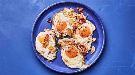 sumac-fried-eggs-with-red-chile-and-garlic-bon image