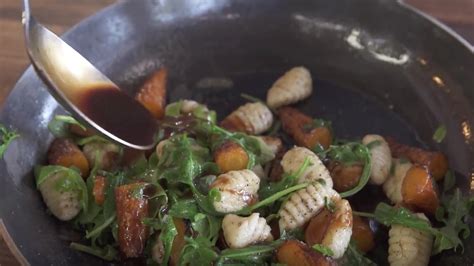 how-to-make-a-vegetarian-demi-glace-in-under-2 image