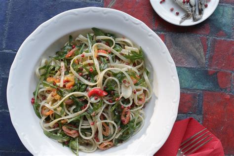 linguine-with-arugula-chilli-peppers-anchovies-greek image