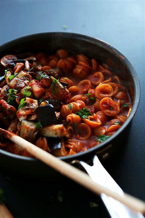 1-pot-vegan-pasta-minimalist-baker image