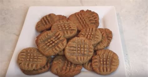 woman-shares-flourless-peanut-butter-cookie image