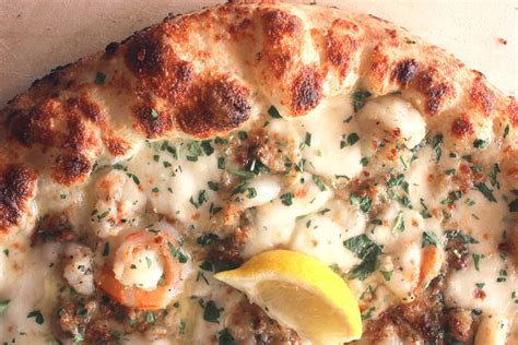 white-clam-and-shrimp-pie-pmq-pizza-magazine image