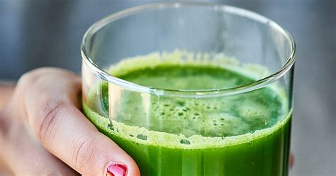 green-juice-recipe-w-kale-cucumber-celery-apples image
