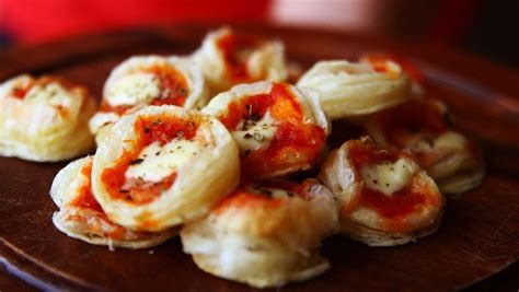 mini-pizzas-appetizers-quick-and-easy-to-prepare-using image