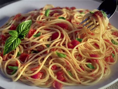 barilla-spaghetti-with-a-fresh-tomato-basil-sauce image