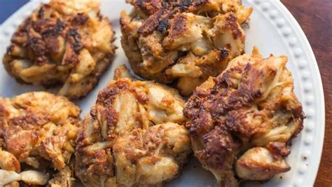 grilled-crab-cakes-char-broil image