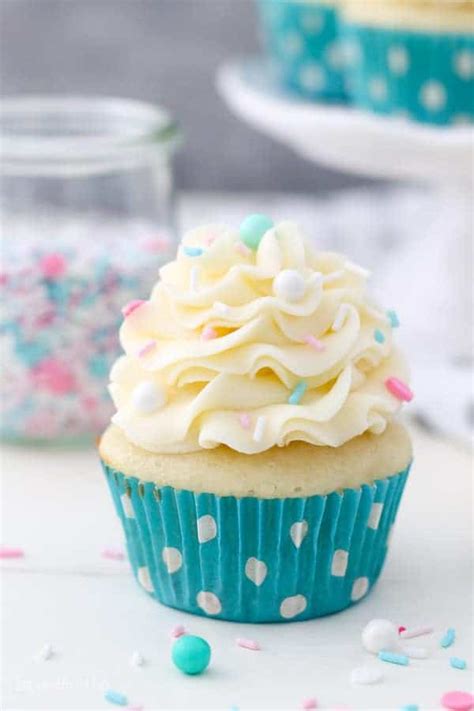easy-moist-vanilla-cupcakes-with-vanilla-buttercream image