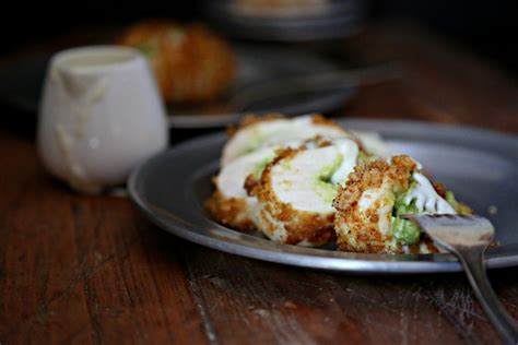 keto-avocado-stuffed-chicken-bell-alimento image