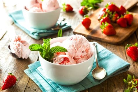 blender-strawberry-ice-cream-paleo-low-carb-aip image