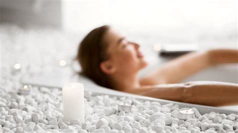 20-healing-bath-recipes-to-relax-and-recover-bathtubber image
