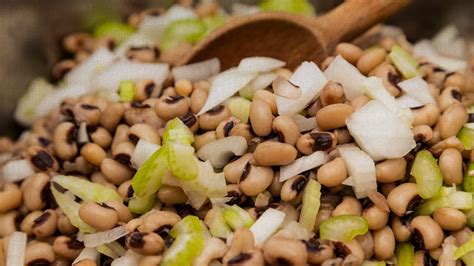 black-eyed-peas-nutrition-benefits-and-how-to-eat-them image