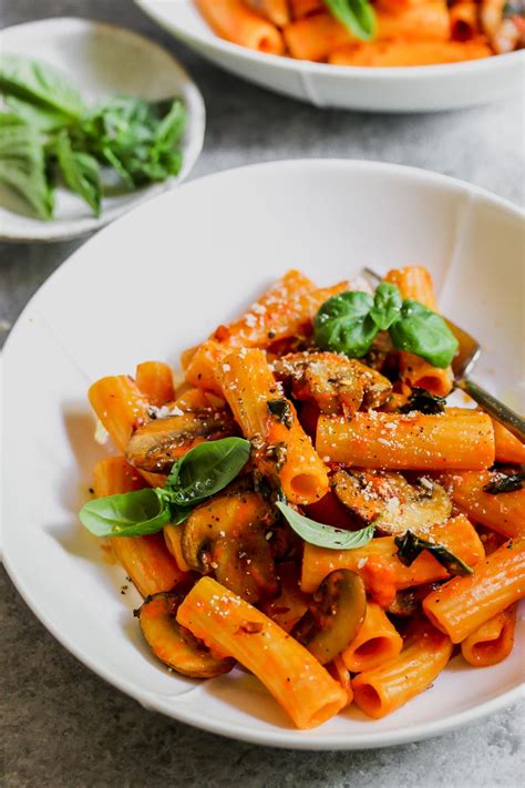 5-ingredient-roasted-red-pepper-pasta-with-mushrooms image