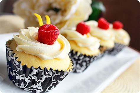 lemon-cupcakes-with-limoncello-cream-cheese image