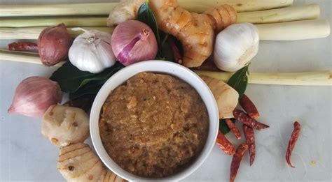 homemade-paneang-curry-paste-healthy-thai image