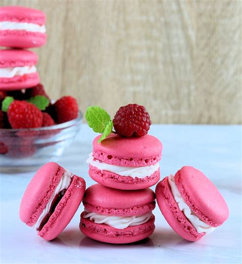 raspberry-macarons-with-raspberry-jam-buttercream image