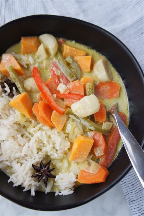 vegetable-thai-green-curry-the-greedy-belly image
