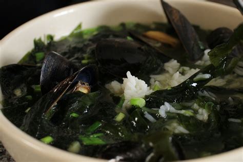 seaweed-soup-with-mussels-honghap-miyeokguk image