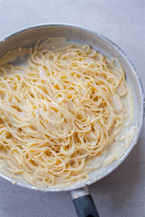 spaghetti-cacio-e-pepe-everyday-delicious image