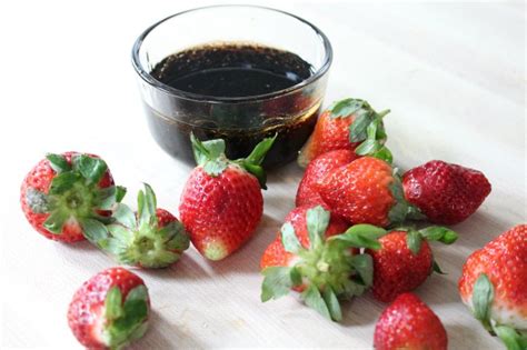 homemade-strawberry-balsamic-vinaigrette-dressing image