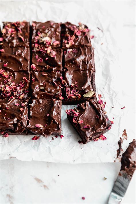 the-ultimate-fudgy-raw-vegan-brownies-broma-bakery image