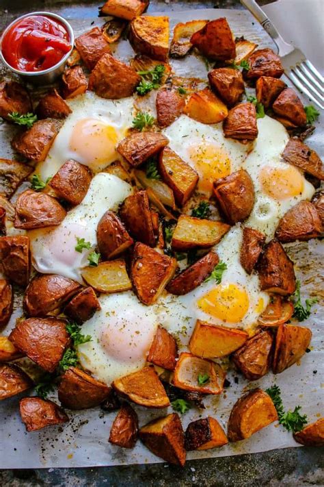 egg-crispy-potato-breakfast-sheet-pan-layers-of image