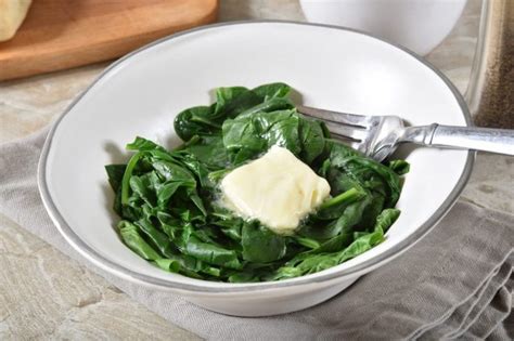 spinach-with-butter-the-easy-and-delicious-recipe-for-a image
