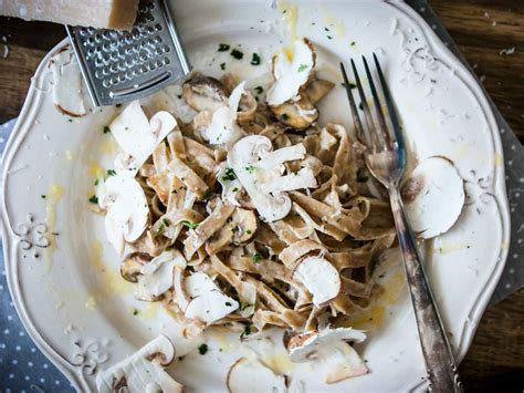 pasta-with-mushrooms-and-truffle-oil-recipe-kitchen image