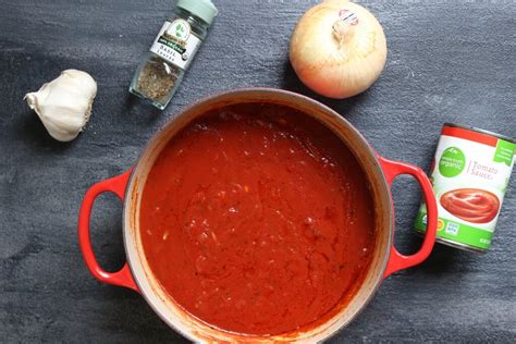 10-minute-tomato-sauce-mom-to-mom-nutrition image