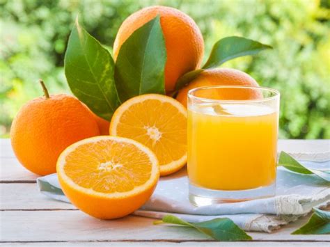 2-ways-to-make-fresh-orange-juice-organic-facts image