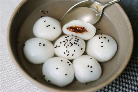 recipe-sweet-sticky-rice-balls-in-soup-yin-yang-tong image