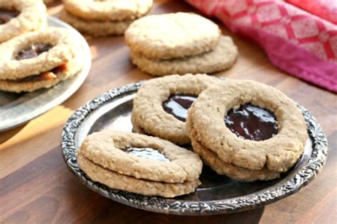 old-fashioned-oatmeal-cookies-with-date-filling image